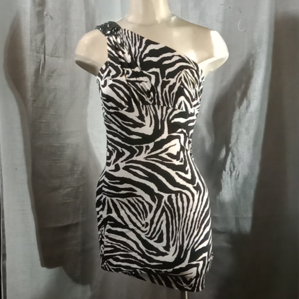 A Hot 🔥 little dress B&W small